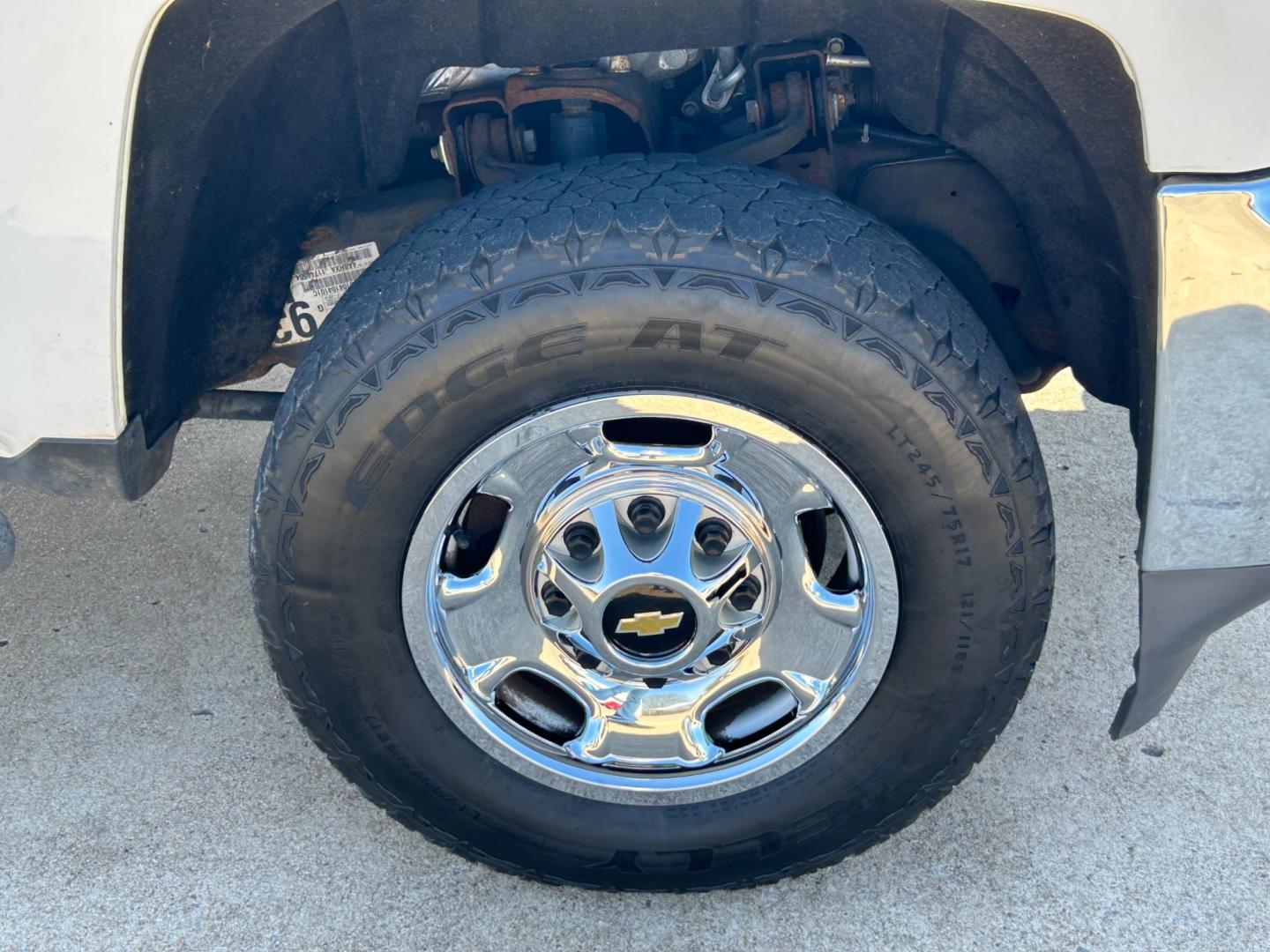 2015 White /Gray Chevrolet Silverado 2500HD Work Truck Double Cab 4WD (1GC2KUEB4FZ) with an 6.0L V8 OHV 16V CNG engine, 6A transmission, located at 17760 Hwy 62, Morris, OK, 74445, (918) 733-4887, 35.609104, -95.877060 - Photo#26